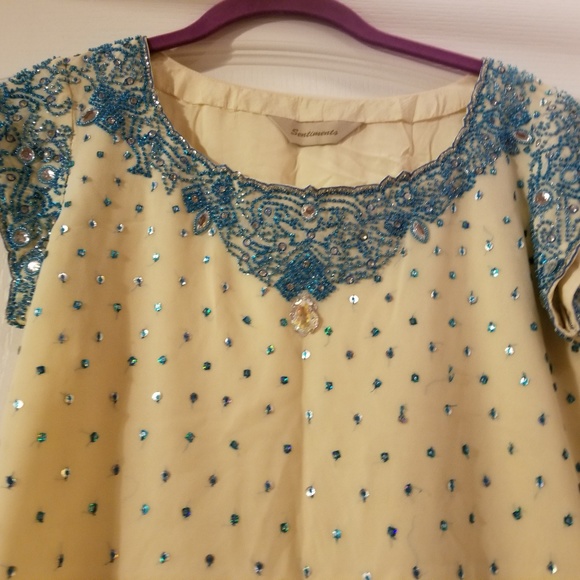 Cream top w/ blue bead work - Picture 2 of 3